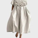 Beigefarbenes Leinenkleid mit Rüschen