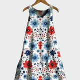 Weisses Kleid mit roten und blauen Blüten