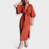 Holly - Rostrotes Kleid mit V-Ausschnitt und Knotendetail