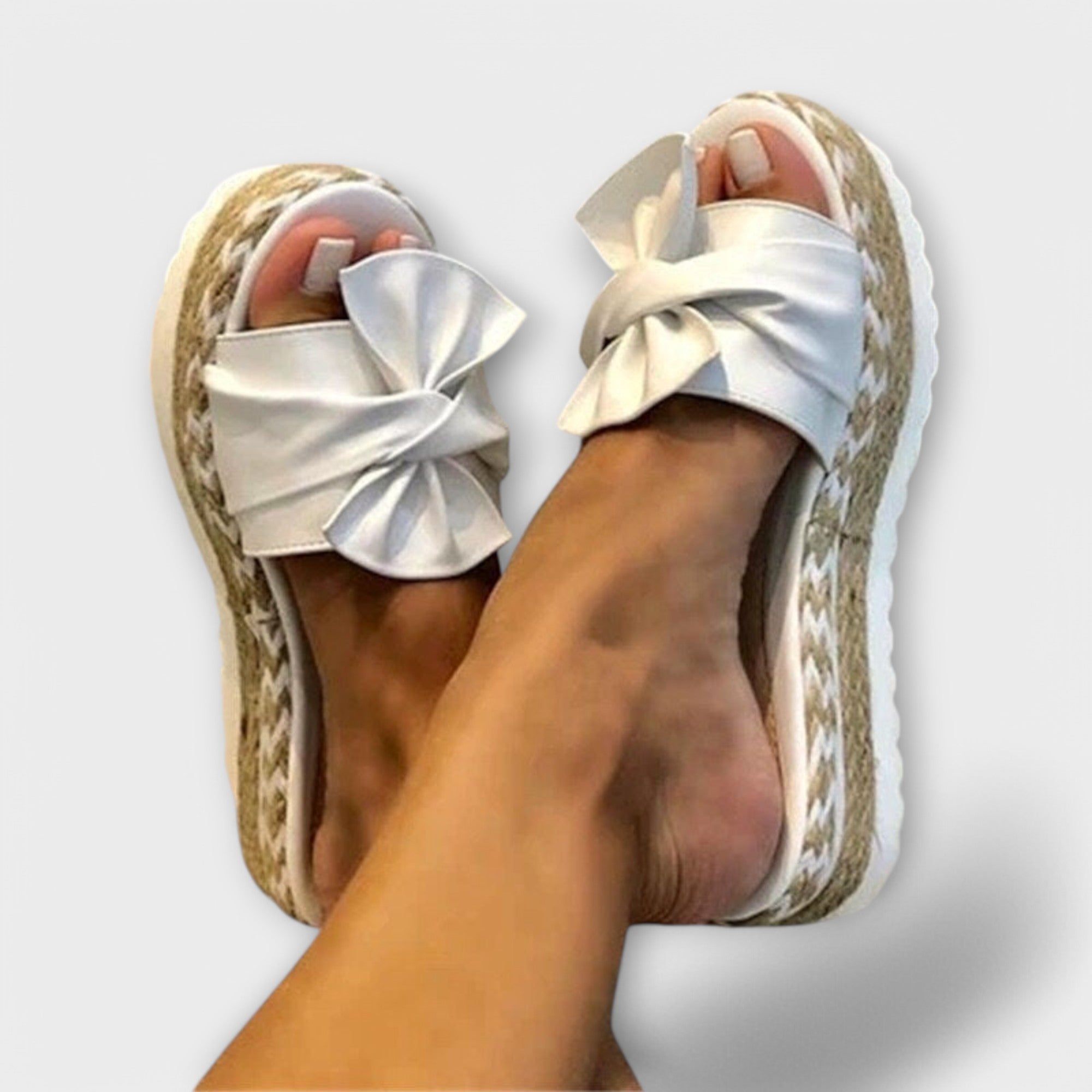 Gerlinde - Goldene Plateau-Sandalen mit Schleife