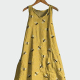 Senfgelbes Kleid mit Bienenmuster
