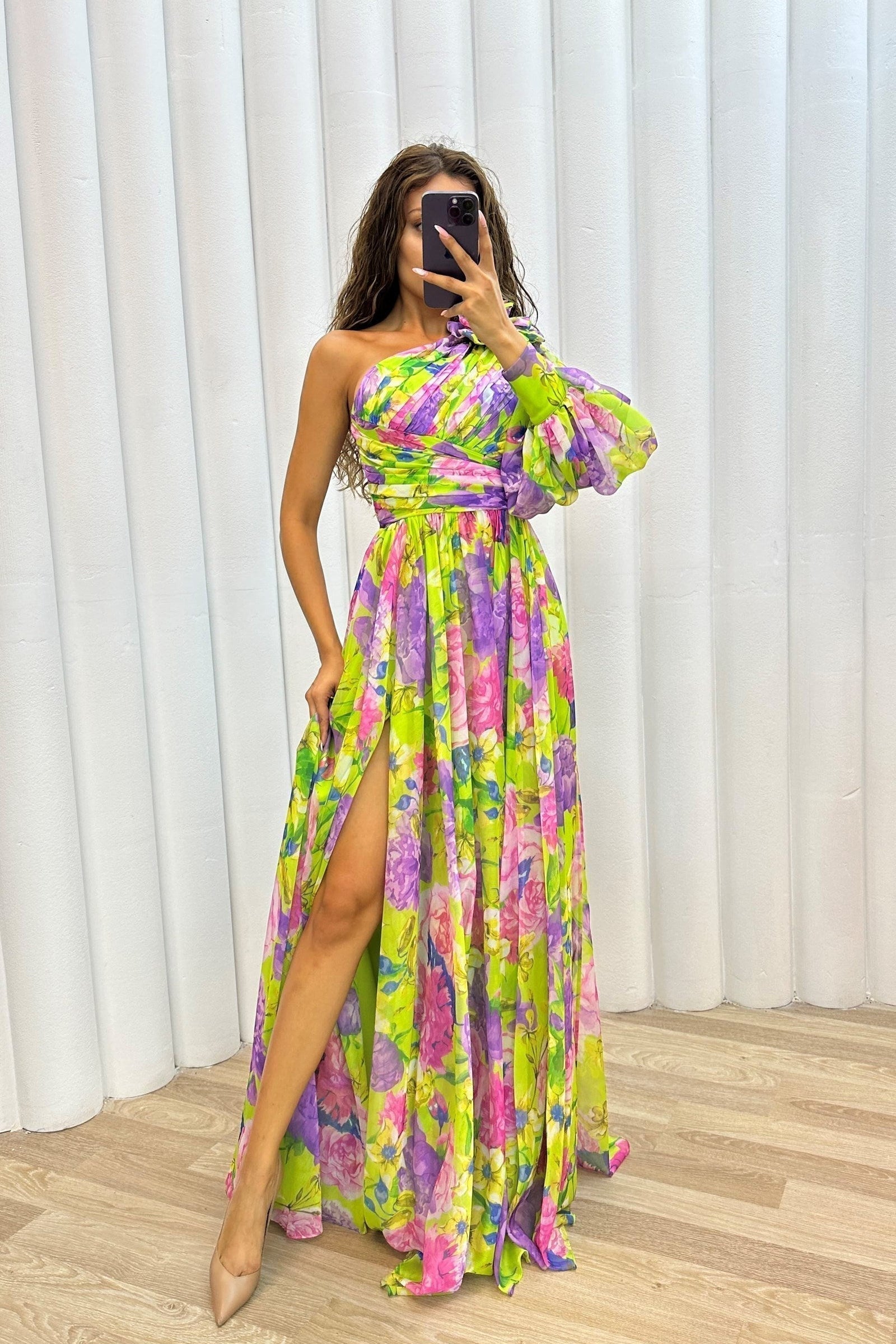 Whitney - Lila One-Shoulder-Maxikleid mit Blüten