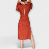 Holly - Rostrotes Kleid mit V-Ausschnitt und Knotendetail