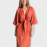 Holly - Rostrotes Kleid mit V-Ausschnitt und Knotendetail