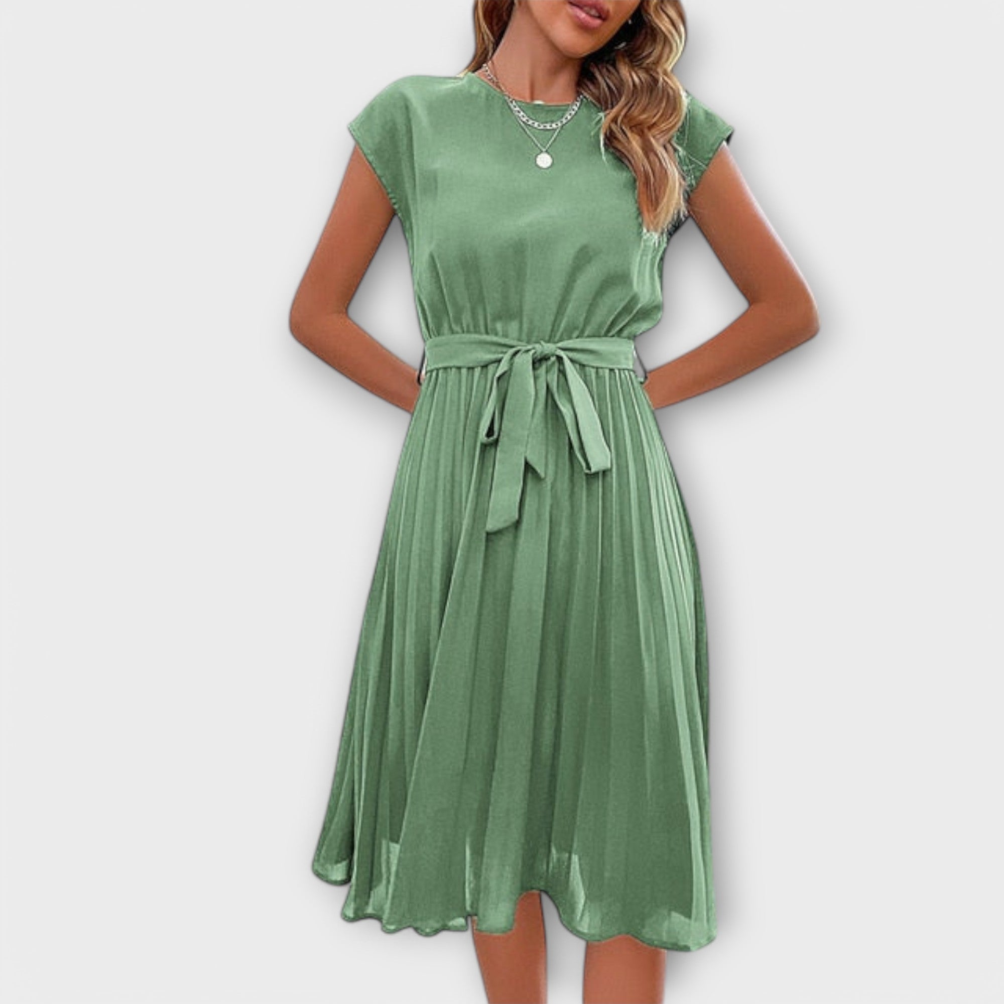 Claire - Schwarzes gefälteltes Midikleid mit Bindegürtel