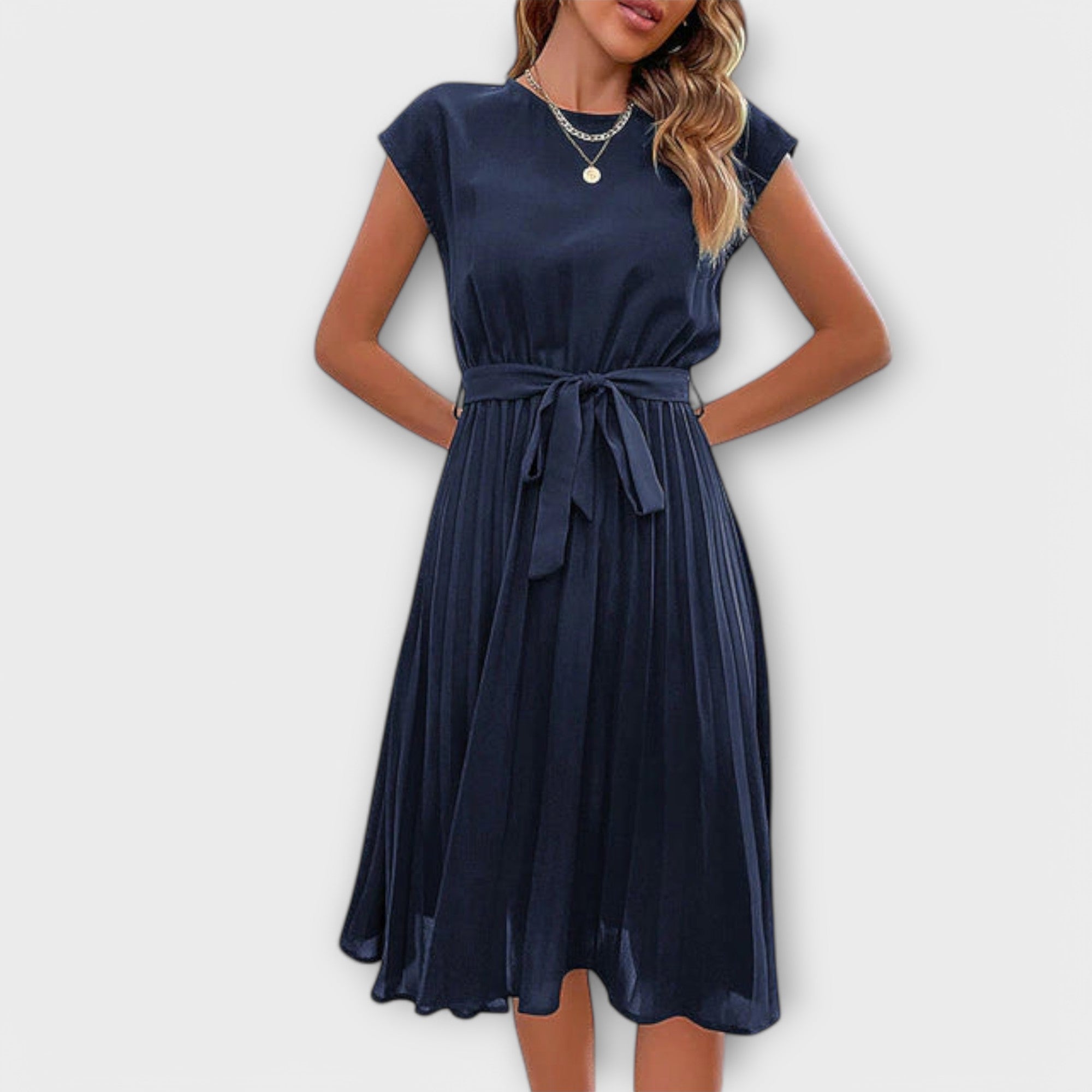 Claire - Schwarzes gefälteltes Midikleid mit Bindegürtel