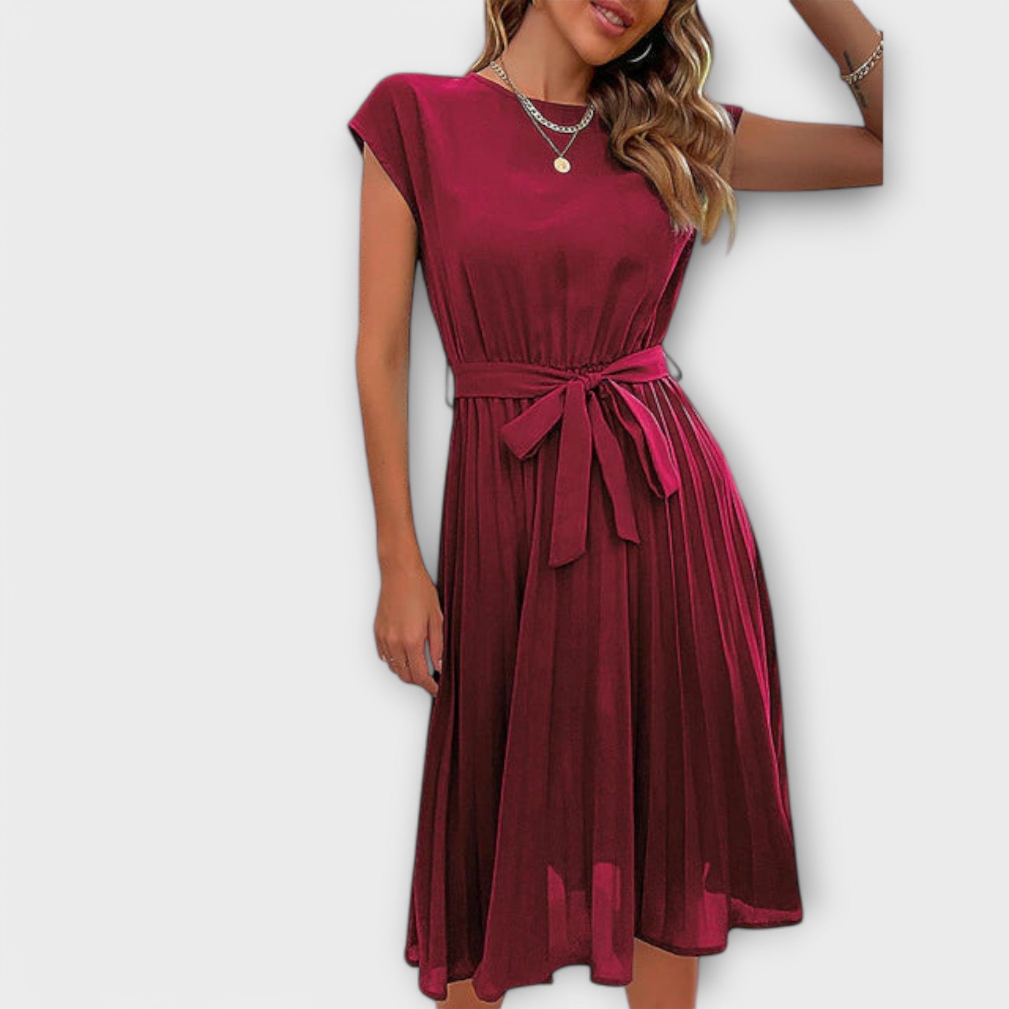 Claire - Schwarzes gefälteltes Midikleid mit Bindegürtel