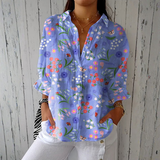Ana - Hellblaue leichte Bluse mit Gartenblumen