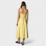 Hope - Cremefarbenes Kleid mit Rüschen und Schlitz