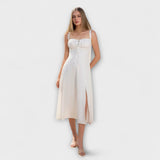 Hope - Cremefarbenes Kleid mit Rüschen und Schlitz
