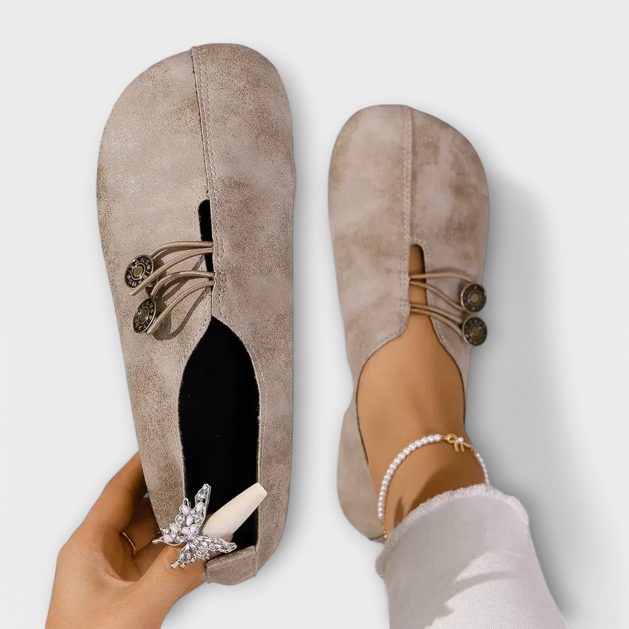 Notburga - Schwarze Slipper mit Schnürung