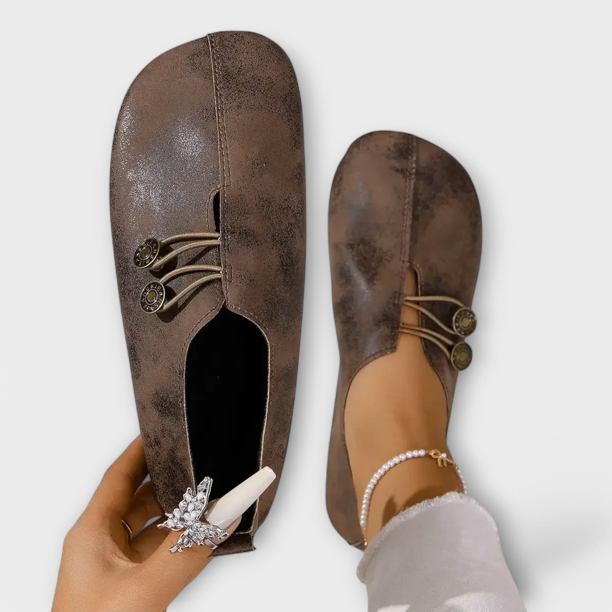 Notburga - Schwarze Slipper mit Schnürung