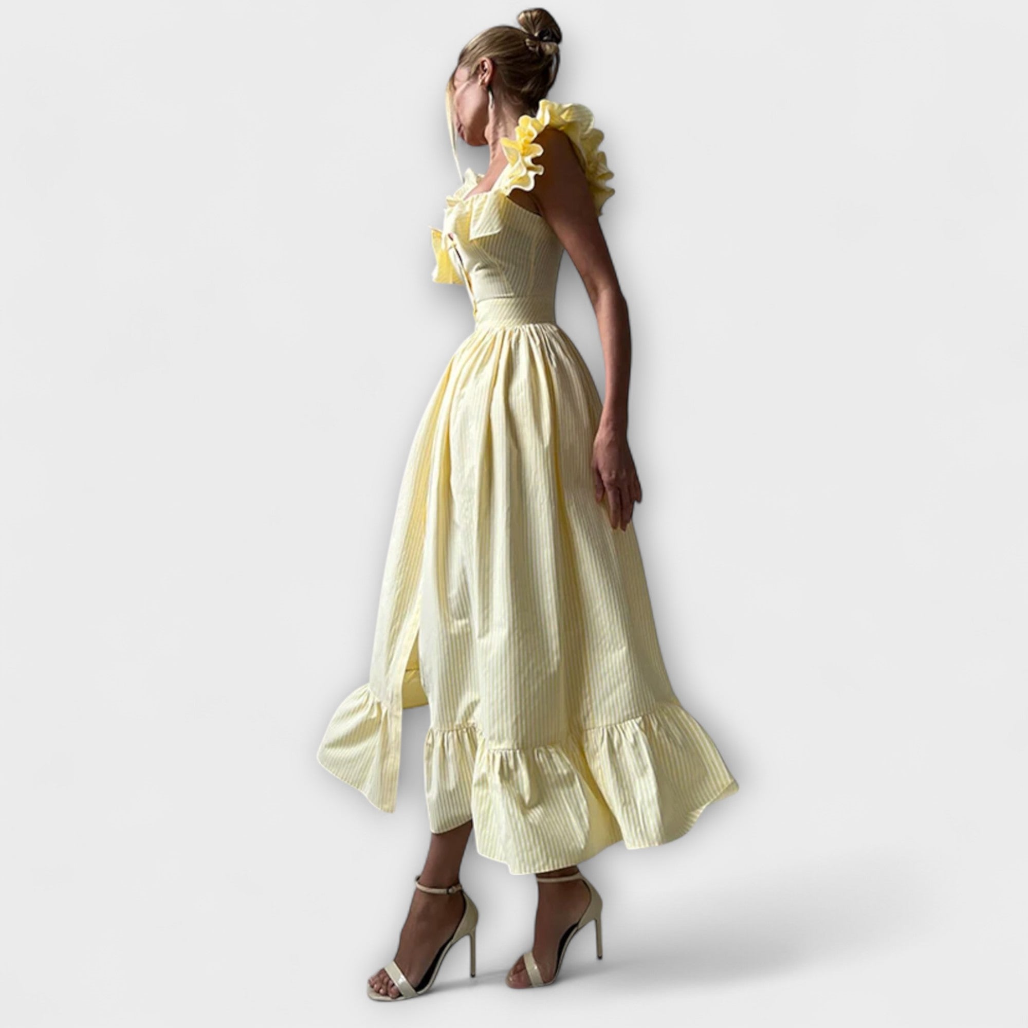 Lia - Cremefarbenes Rüschenshirt-Maxikleid