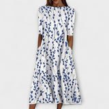 Adelina - Weisses Kleid mit blauem Blütenmuster