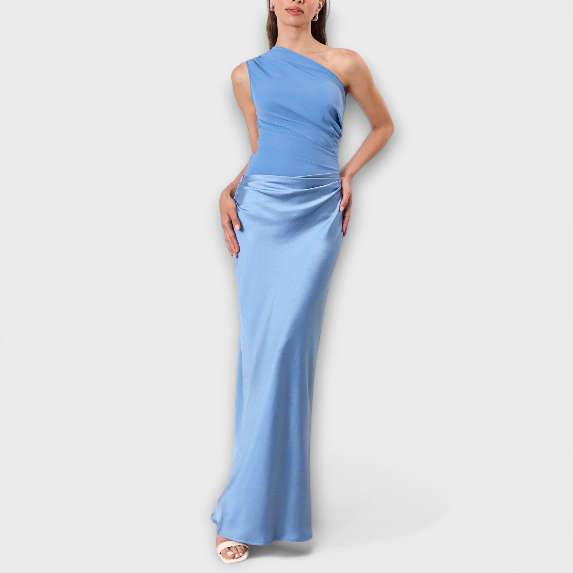 Elegantes braunes One-Shoulder-Falten-Maxikleid