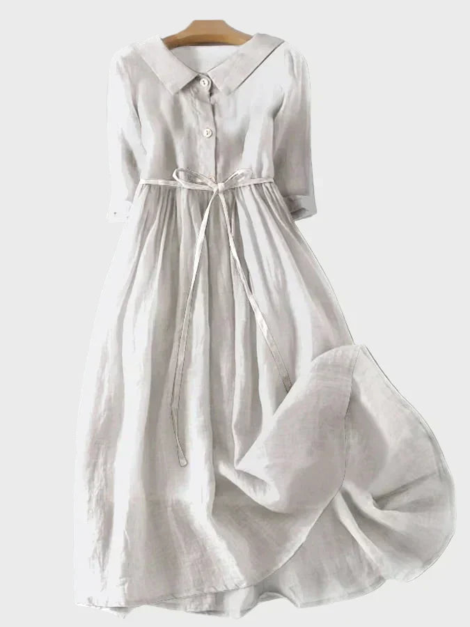 Hellblaues Kragenkleid mit Bindegürtel