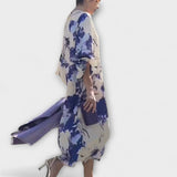 Maria - Weiss-lila Kleid mit Blütenmuster